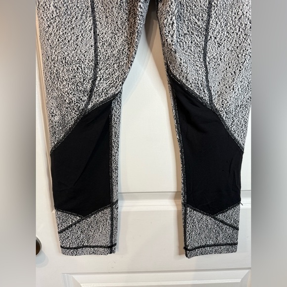 Lululemon Power Luxtreme Spray Jacquard White Black Pace Revival Crop Leggings - Picture 5 of 9